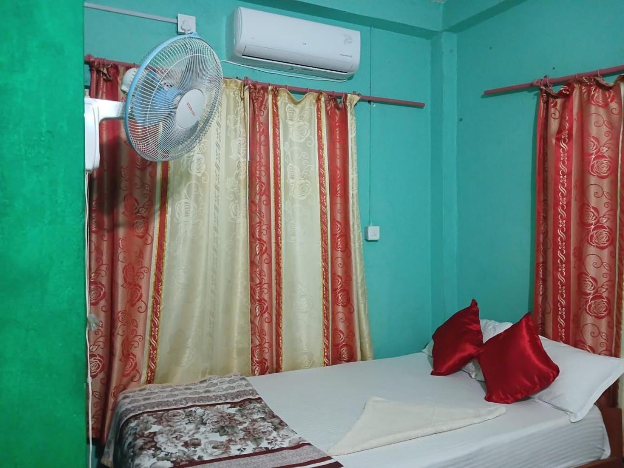 Tiger Corner Inn Homestay Sauraha Exteriör bild